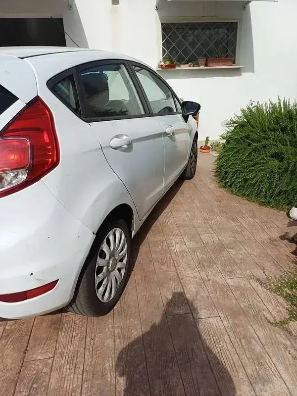 Usata Ford Fiesta 80 CV (58 kW) 2013 Bianco Berlina