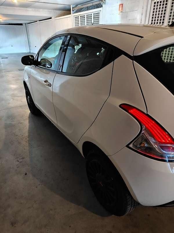 Usata Lancia Ypsilon 80 CV (58 kW) 2015 Bianco Utilitaria