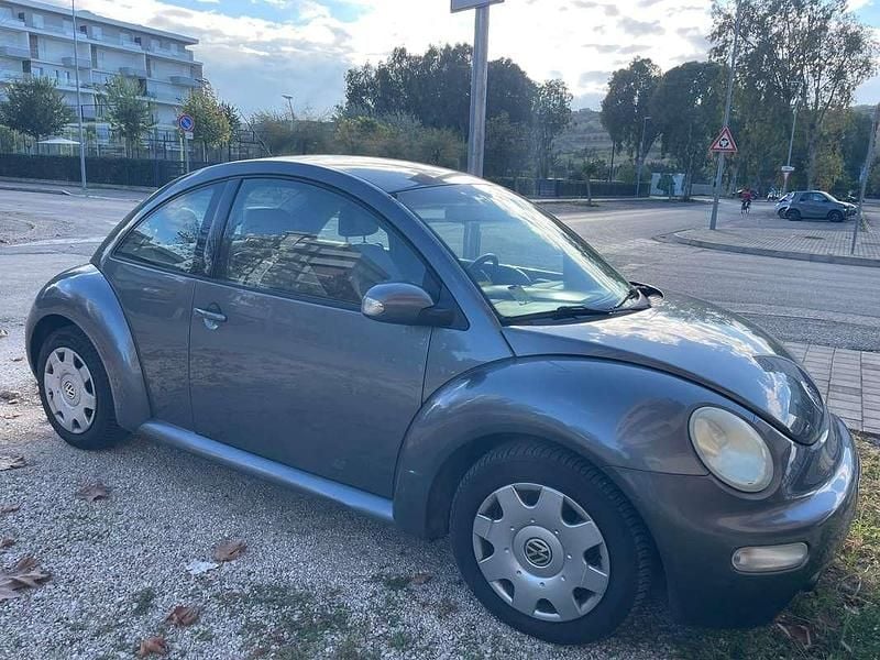 Usado VW New Beetle 102 CV (75 kW) 2005 Gris Utilitario