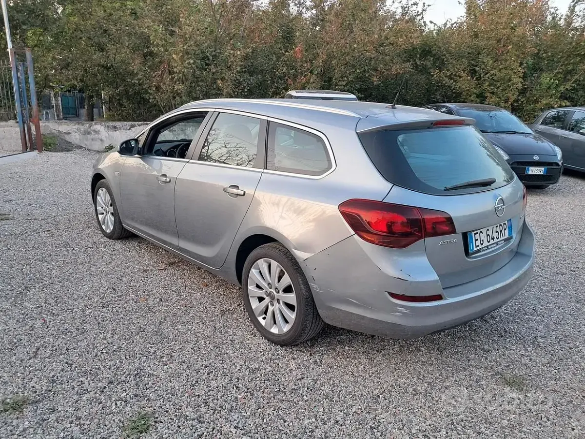Usata Opel Astra 125 CV (91 kW) 2011 Grigio Station wagon