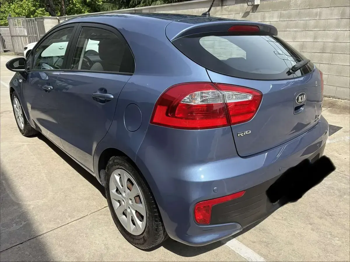 Usata Kia Rio 84 CV (61 kW) 2016 Blu metallizzato Utilitaria