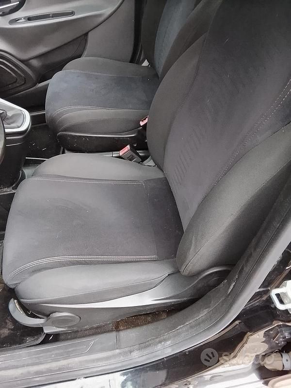 Usata Lancia Ypsilon 69 CV (50 kW) 2015 Nero Utilitaria