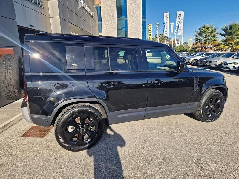 Usata Land Rover Defender SE 200 CV (147 kW) 2022 Santorini black