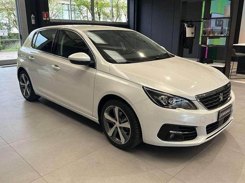 Begagnad Peugeot 308 Allure 131 HK (96 kW) 2018 Vit Halvkombi