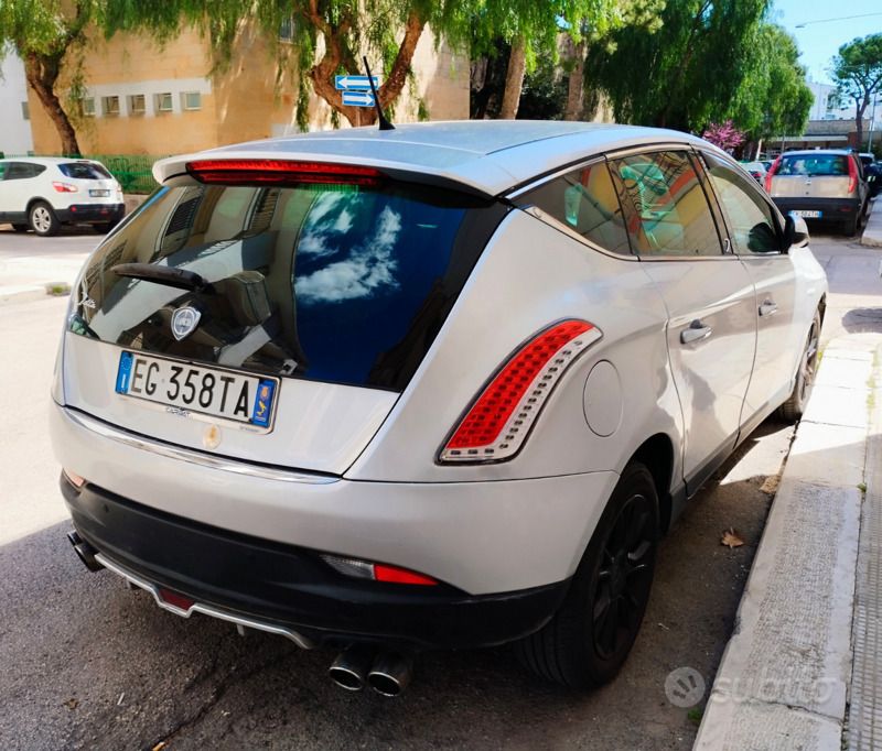 Usata Lancia Delta 120 CV (88 kW) 2011 Grigio Utilitaria