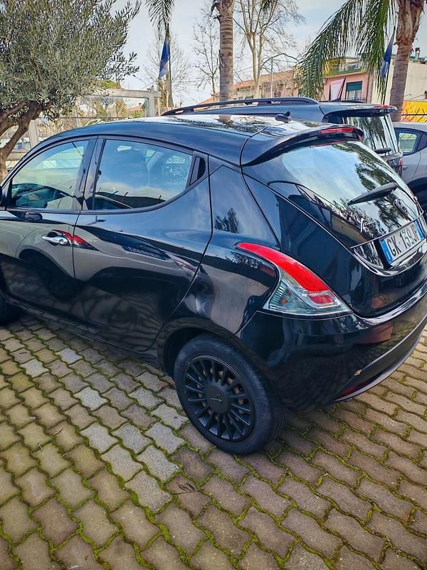 Usata Lancia Ypsilon Silver 69 CV (50 kW) 2022 Nero Utilitaria