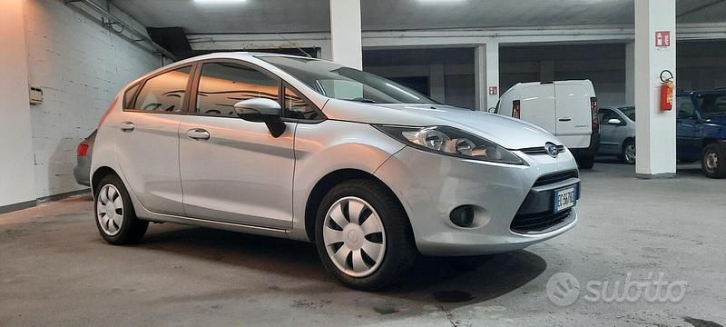 Usata Ford Fiesta Titanium 82 CV (60 kW) 2010 Grigio Utilitaria