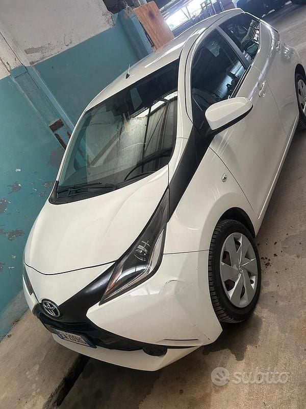 Bianco Usata 2014 Toyota Aygo Due volumi | 4500 € (Ottimo prezzo) - Immagine 1/4
