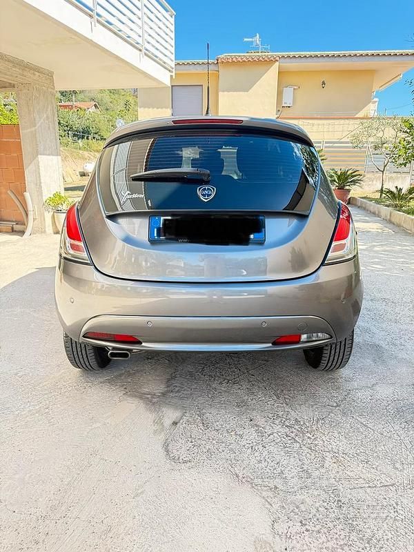 Usata Lancia Ypsilon 95 CV (69 kW) 2017 Grigio Utilitaria