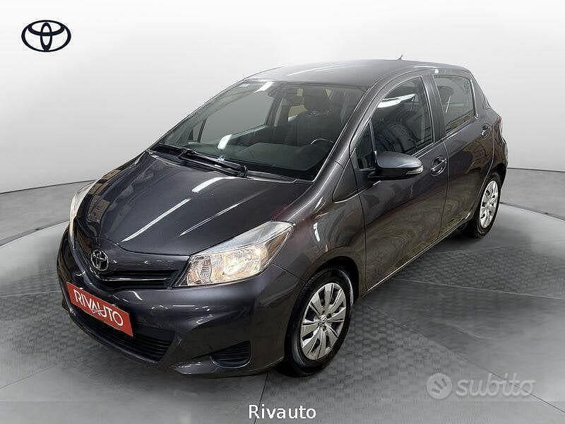 Grigio Usata 2013 Toyota Yaris Active Tre volumi | 6500 € (Buon prezzo) - Immagine 1/3
