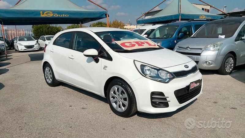 Usata Kia Rio City 85 CV (62 kW) 2015 Bianco Berlina