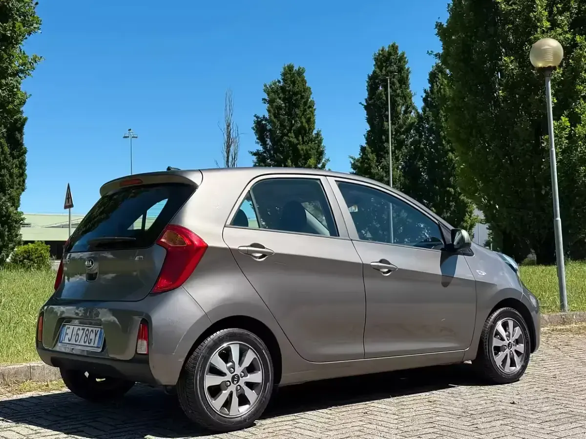 Używany Kia Picanto Active 67 KM (49 kW) 2017 Szary Hatchback