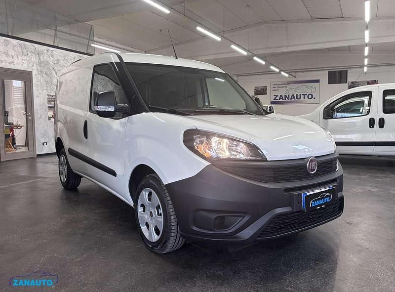 Usata Fiat Doblò Easy 90 CV (66 kW) 2022 Bianco pastello Monovolume