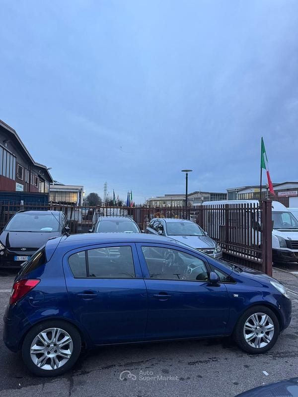 Usata Opel Corsa 90 CV (66 kW) 2009 Blu Utilitaria