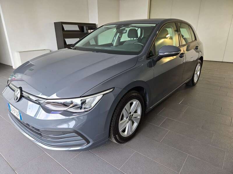 Grigio Usata 2020 VW Golf VIII Life Tre volumi | 19.800 € (Molto cara) - Immagine 1/4