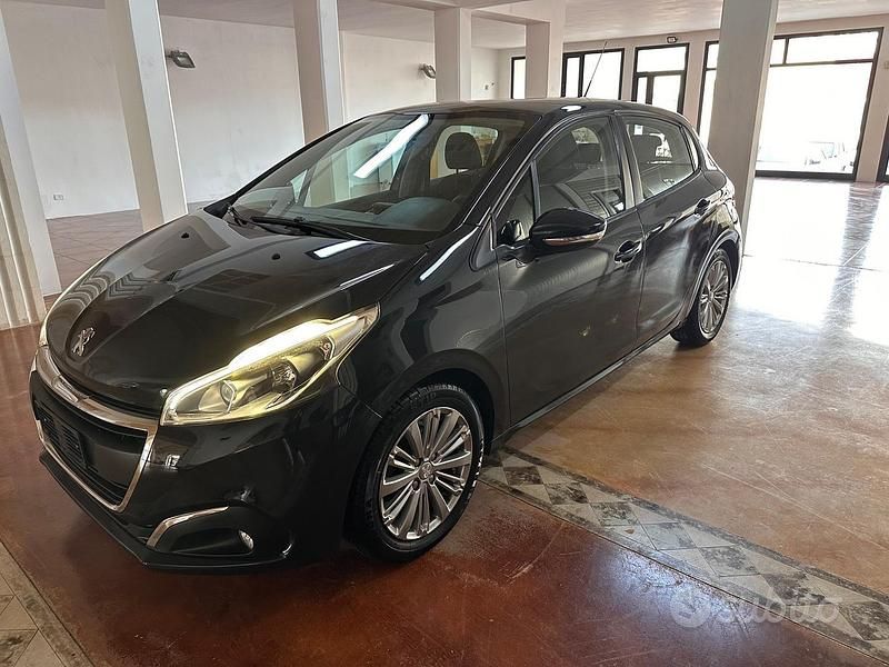 Usata Peugeot 208 Active 82 CV (60 kW) 2018 Blu Utilitaria