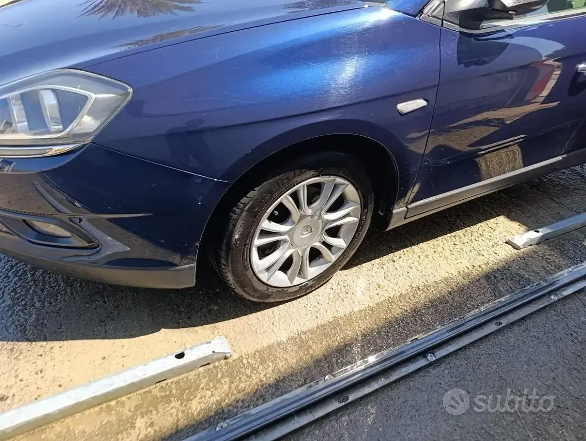 Usata Lancia Delta 120 CV (88 kW) 2012 Blu Utilitaria