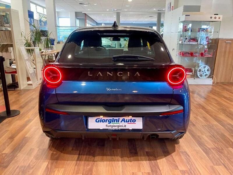 Usata Lancia Ypsilon 101 CV (74 kW) 2024 Blu/azzurro Utilitaria