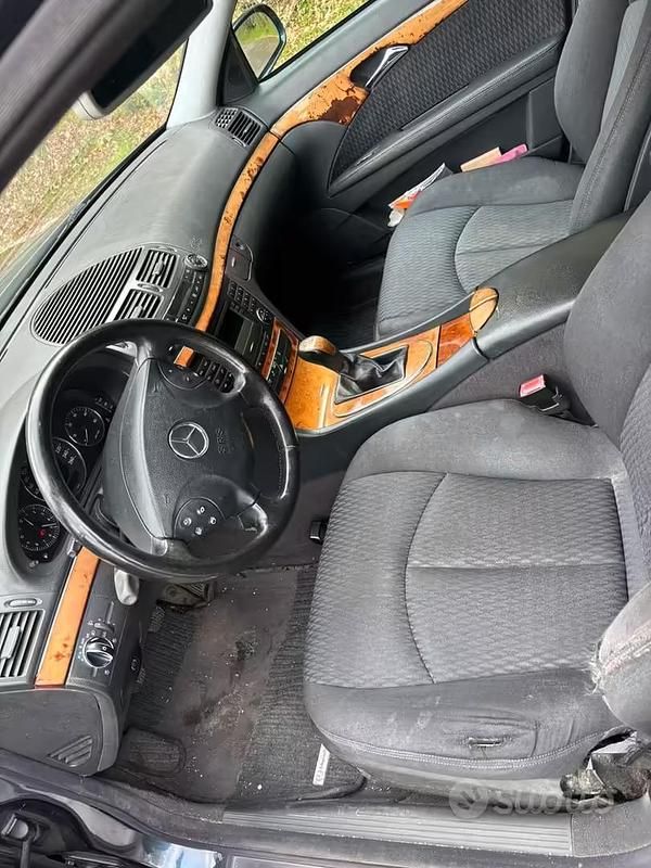Usata Mercedes E220 150 CV (110 kW) 2003 Blu Berlina