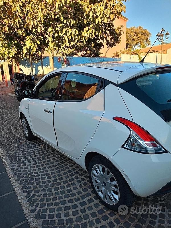 Usata Lancia Ypsilon 60 CV (44 kW) 2012 Bianco Utilitaria