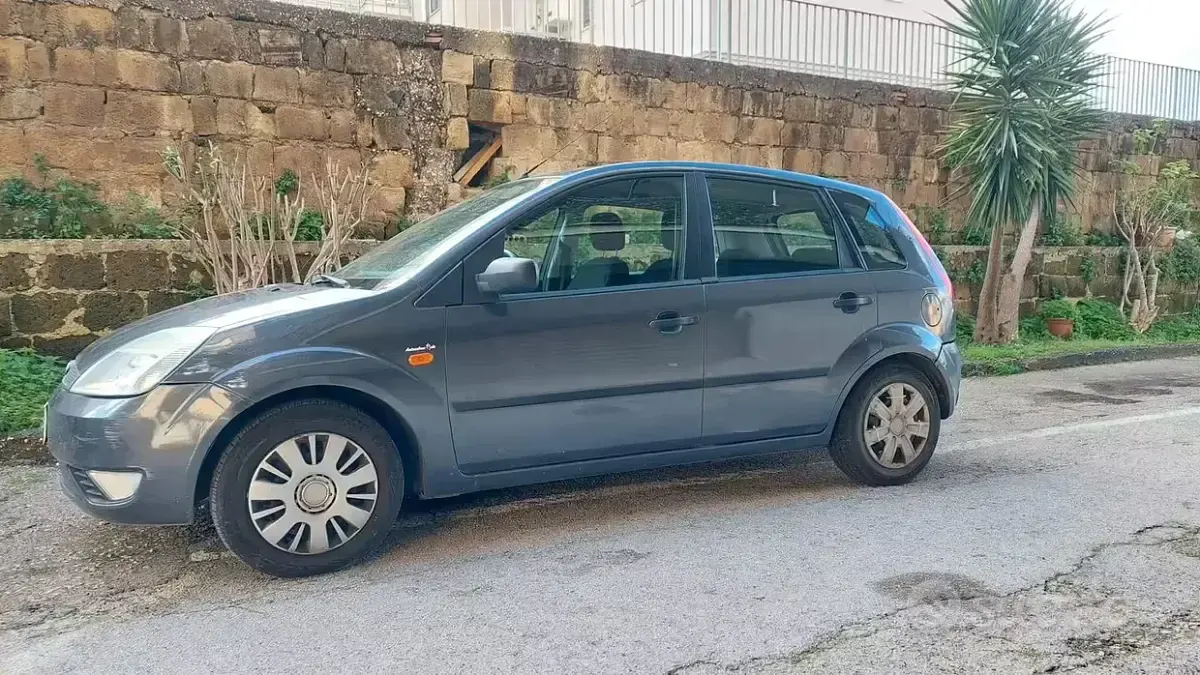 Gebraucht Ford Fiesta Ghia 75 PS (55 kW) 2004 Grau Kleinwagen