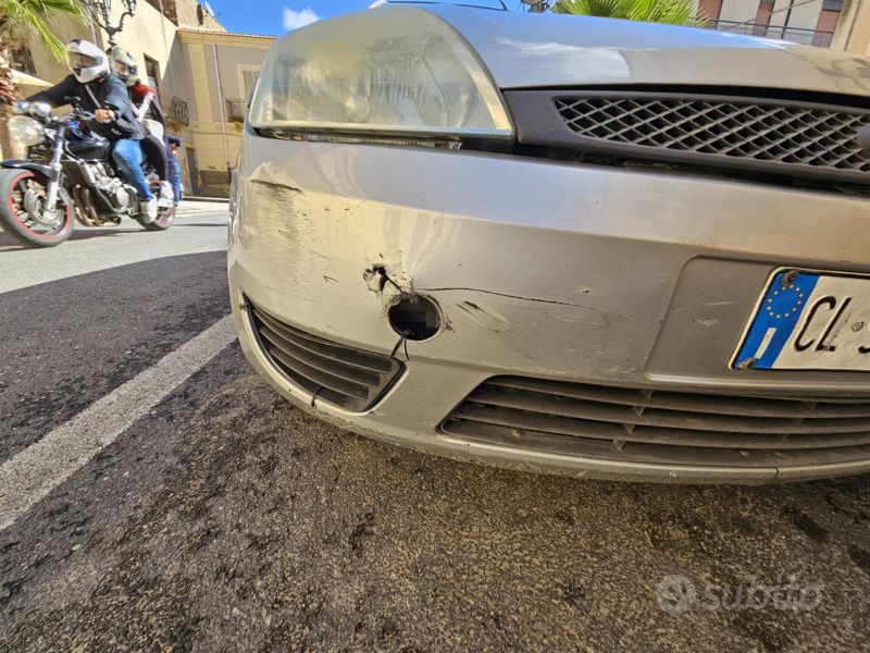 Usata Ford Fiesta 90 CV (66 kW) 2004 Grigio Utilitaria