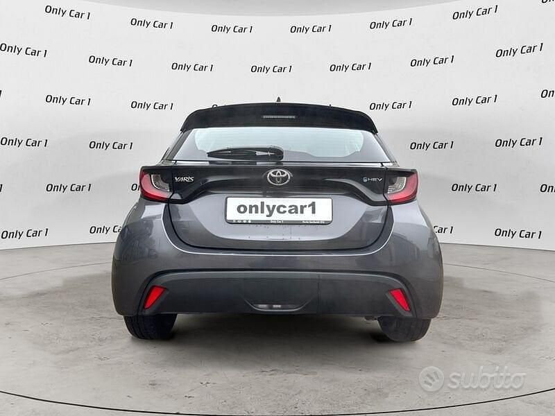 Usata Toyota Yaris Hybrid Active 116 CV (85 kW) 2025 Grigio Berlina