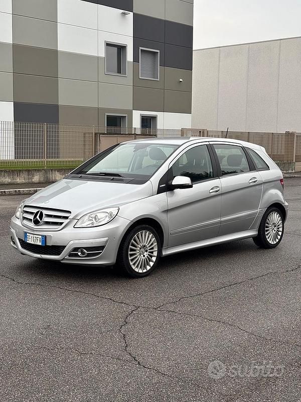 Grigio Usata 2009 Mercedes B180 Monovolume | 4300 € (Buon prezzo) - Immagine 1/4