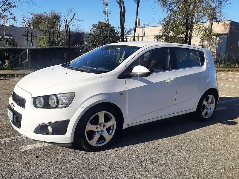 Bianco Usata 2012 Chevrolet Aveo LT Tre volumi | 2000 € (Ottimo prezzo) - Immagine 1/4
