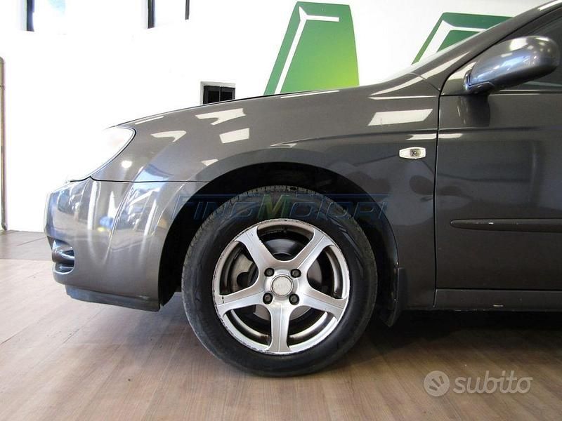 Usata Kia Cerato EX 105 CV (77 kW) 2005 Grigio Berlina