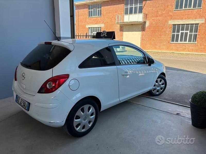 Usata Opel Corsa 80 CV (58 kW) 2010 Bianco Utilitaria
