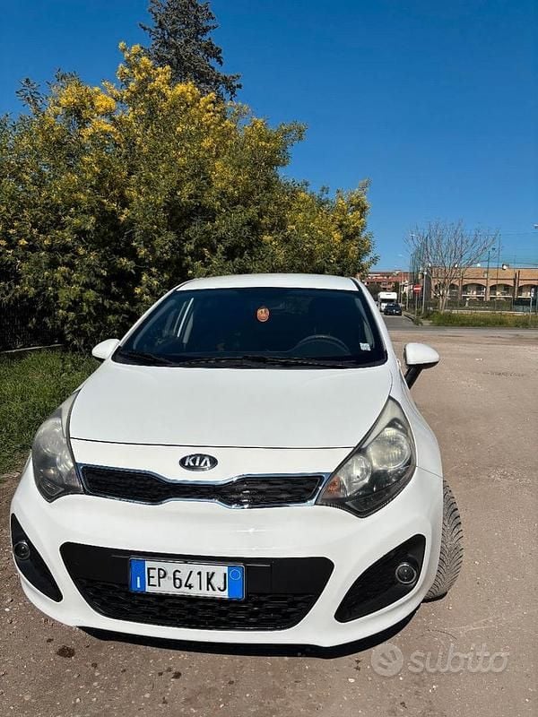 Usata Kia Rio 75 CV (55 kW) 2013 Bianco Berlina