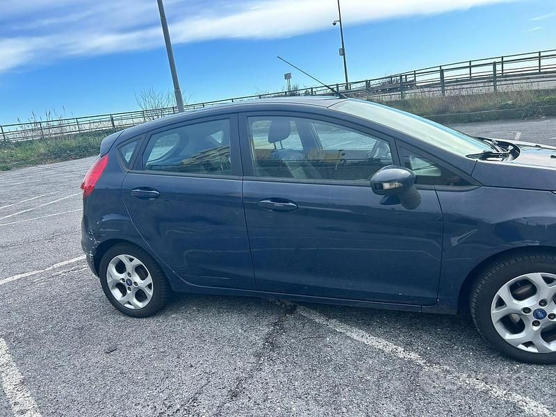 Usata Ford Fiesta 73 CV (53 kW) 2011 Blu Utilitaria