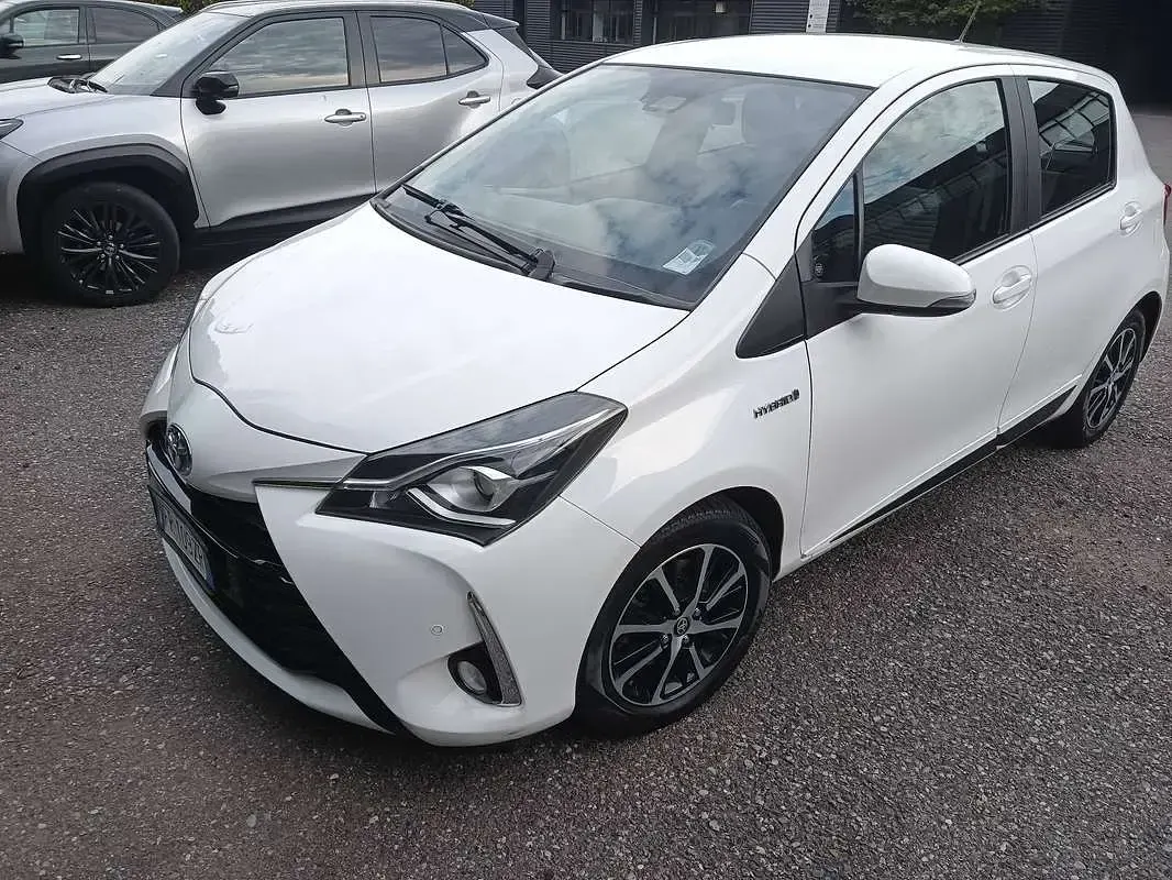 Usata Toyota Yaris Hybrid Active 73 CV (53 kW) 2018 Bianco Berlina