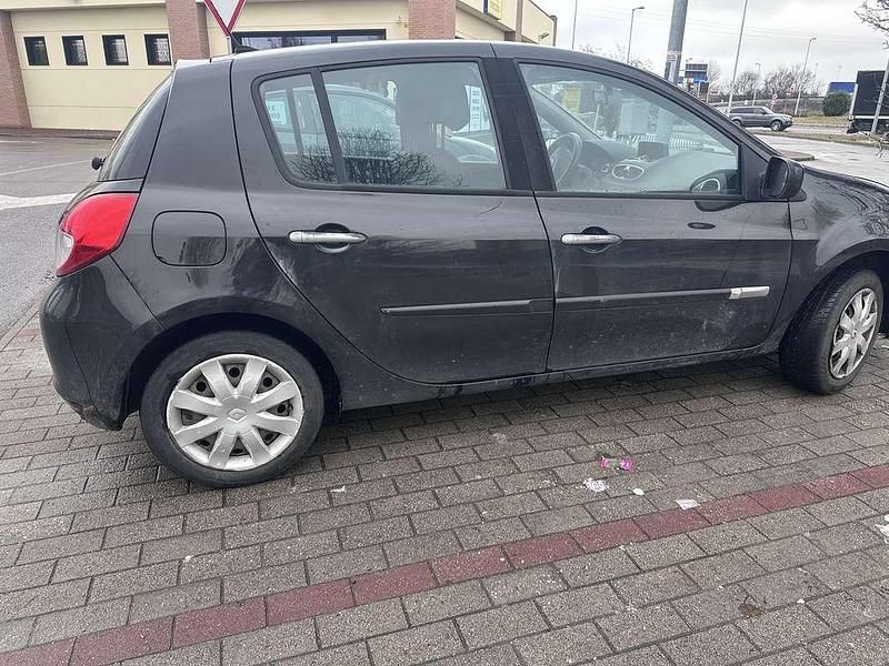 Usata Renault Clio II Dynamique 75 CV (55 kW) 2010 Berlina