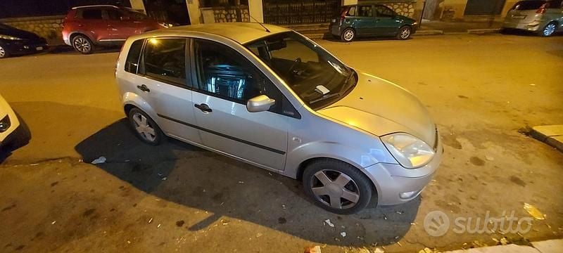 Usata Ford Fiesta 68 CV (50 kW) 2004 Grigio Utilitaria