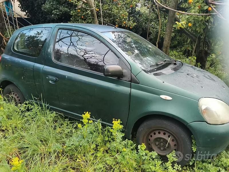 Usata Toyota Yaris 65 CV (47 kW) 2004 Verde Utilitaria