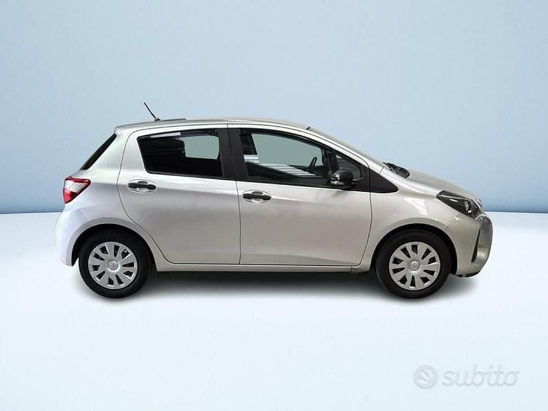 Usata Toyota Yaris Lounge 111 CV (81 kW) 2019 Grigio Berlina