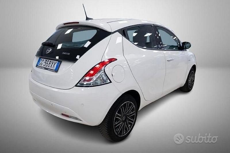 Usata Lancia Ypsilon Gold 70 CV (51 kW) 2021 Bianco Utilitaria