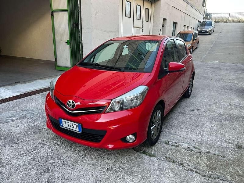 Rosso Usata 2014 Toyota Yaris Lounge Tre volumi | 6950 € (Buon prezzo) - Immagine 1/4
