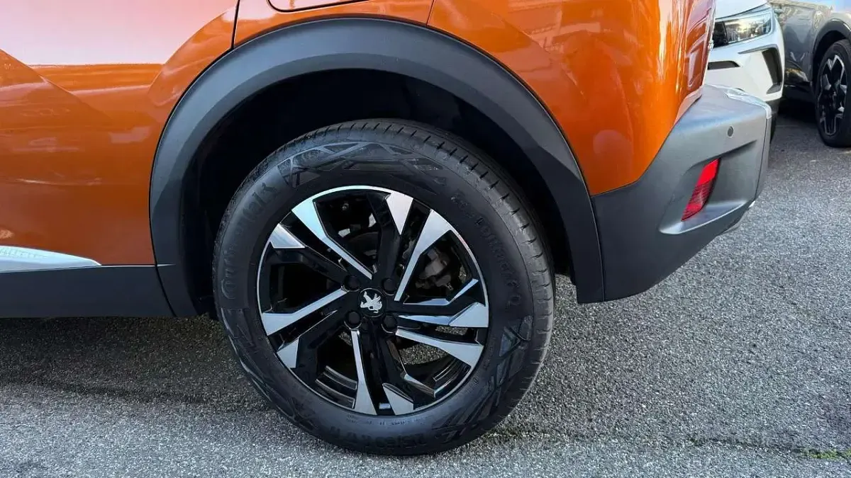 Usata Peugeot 2008 GT 131 CV (96 kW) 2023 Arancione/nero metallizzato SUV