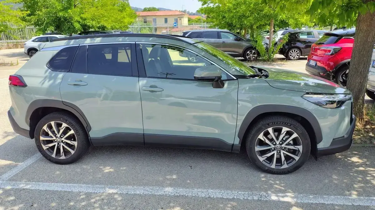 Usata Toyota Corolla Cross Lounge 197 CV (144 kW) 2023 Verde SUV