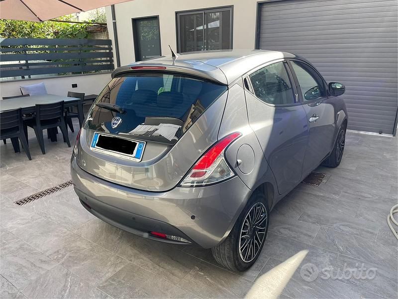 Usata Lancia Ypsilon 95 CV (69 kW) 2014 Grigio Utilitaria