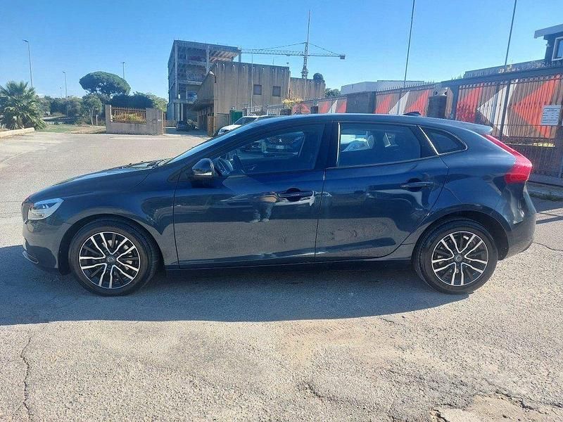 Usata Volvo V40 Inscription 120 CV (88 kW) 2017 Blu Berlina