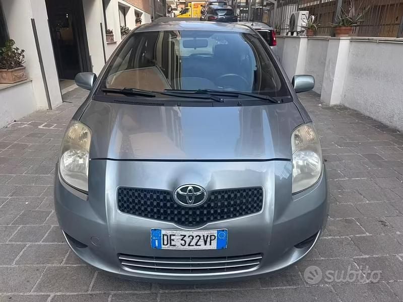 Usata Toyota Yaris Sol 90 CV (66 kW) 2007 Grigio Utilitaria