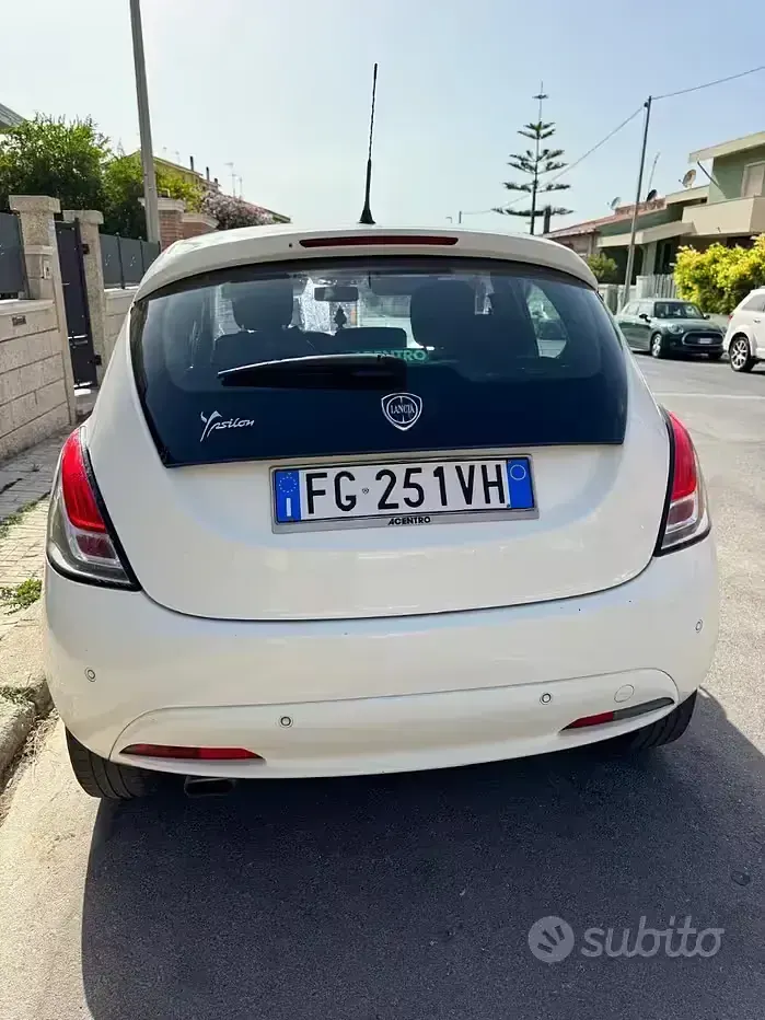 Usata Lancia Ypsilon Gold 95 CV (69 kW) 2017 Bianco Utilitaria