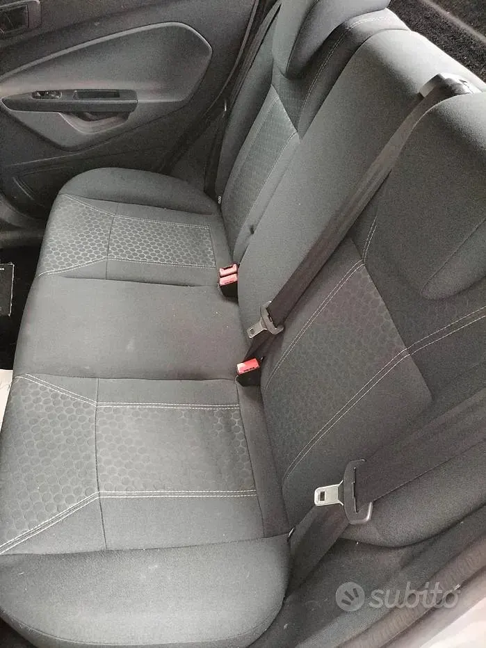 Usado Ford Fiesta 68 HP (50 kW) 2011 Cinzento Sedan