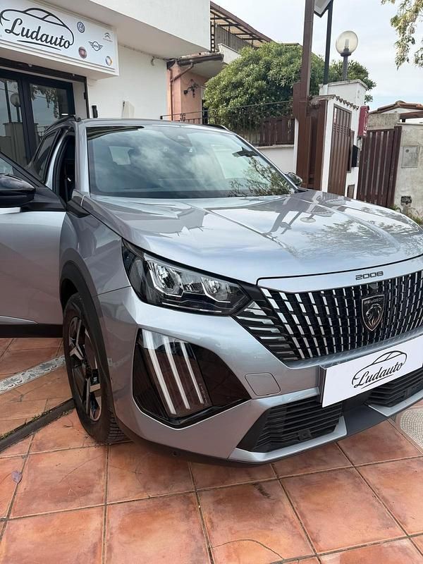 Usata Peugeot 2008 Allure 102 CV (75 kW) 2024 Argento SUV