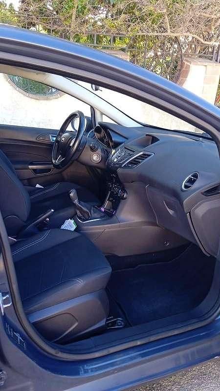 Usata Ford Fiesta 75 CV (55 kW) 2015 Grigio Berlina