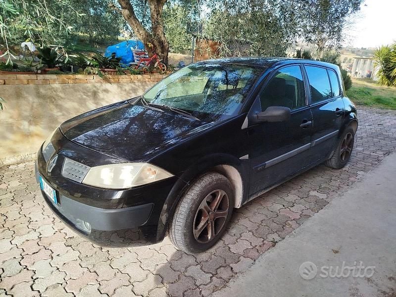 Nero Usata 2004 Renault Mégane II Tre volumi | 800 € (Super prezzo) - Immagine 1/4